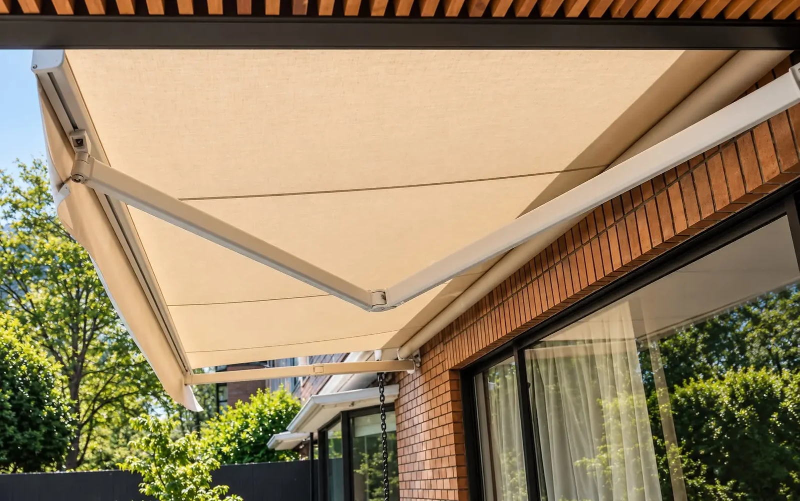 Toldo proyectable instalado en una terraza en Temuco